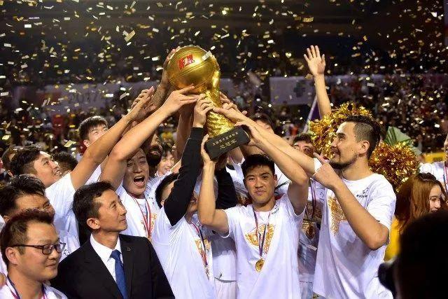 陈盈骏22分首钢胜新疆 佩里23分深圳胜天津